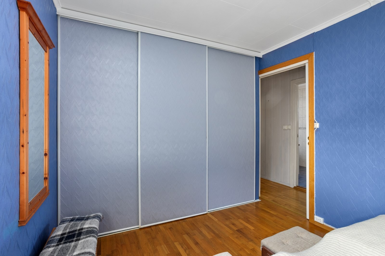 Soverommet har skyvedørsgarderobe med god plass til det man skulle trenge Galleribilde