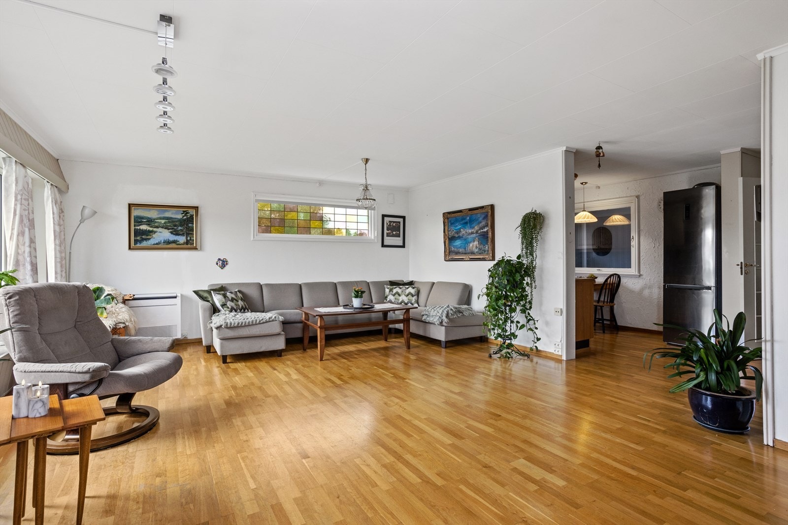 Boligen har naturlig inndelte soner og gode møbleringsmuligheter. Stuen er romslig med god plass til sofa, stuebord og tv-møblement Galleribilde