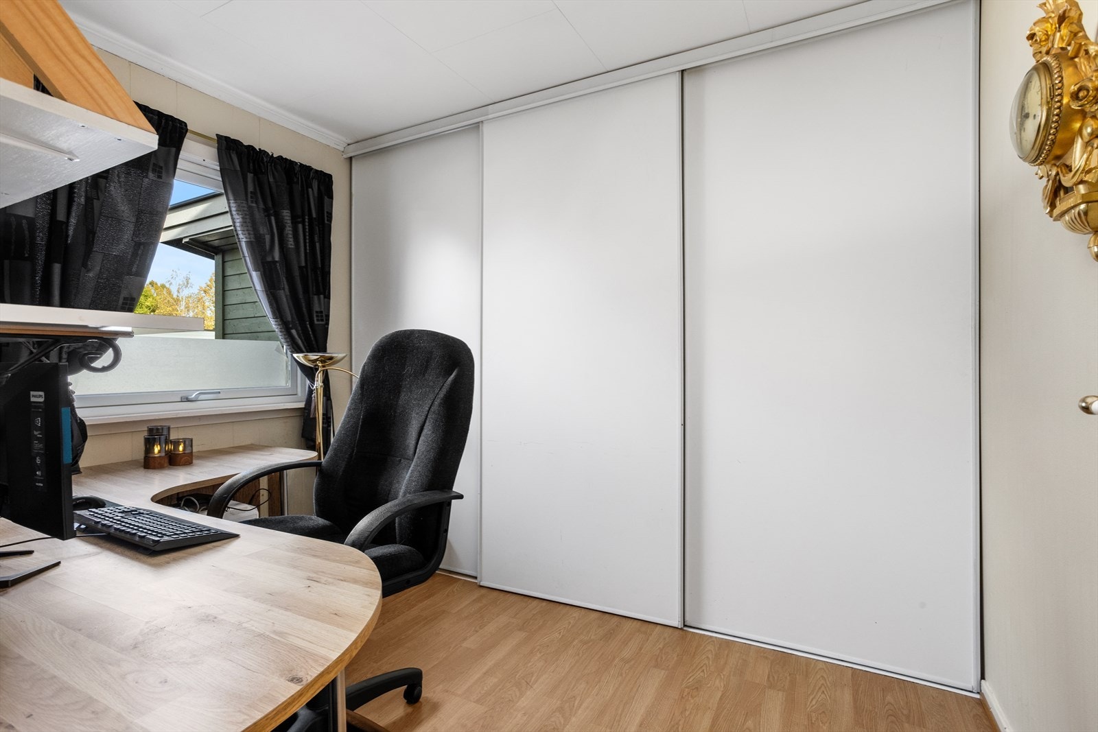 Soverommet er av god størrelse og passer perfekt som enten gjesterom, barnerom eller hjemmekontor. Galleribilde