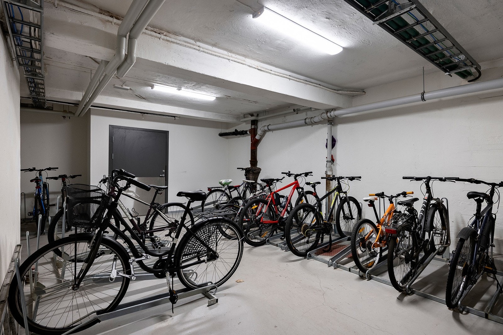 Sykkelparkering i borettslaget. Galleribilde