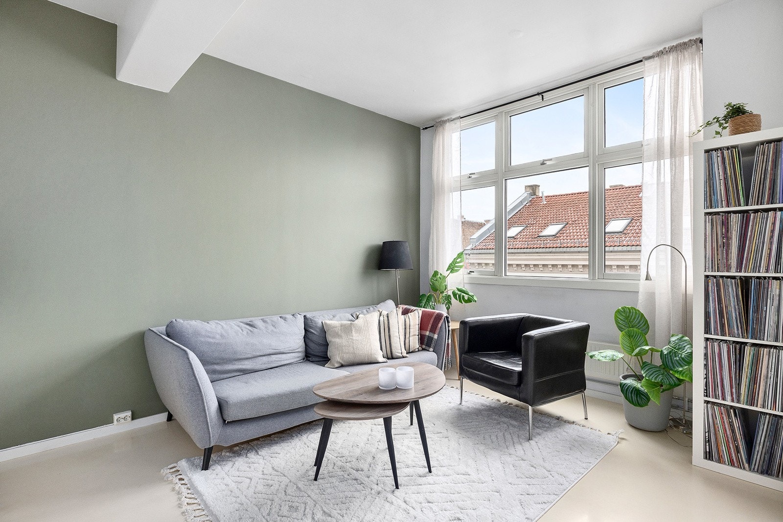 En lys og fin studioleilighet med stor vinduer som slipper inn godt med naturlig lys Galleribilde