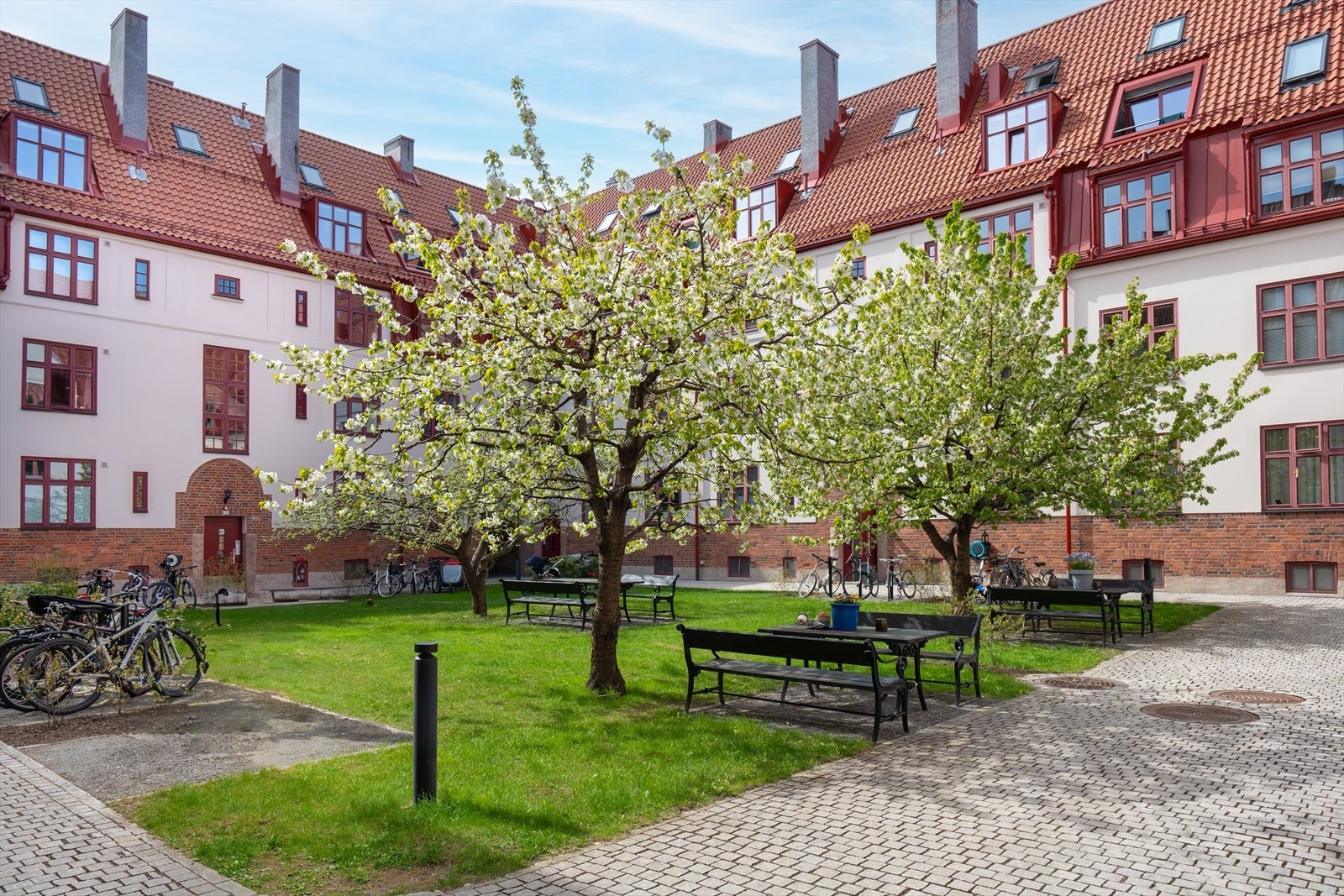 Bakgården er tilbaketrukket fra gaten og omkranset av klassiske bygårder, noe som gir en lun og trygg atmosfære - nesten som en liten park bare for beboerne. Galleribilde