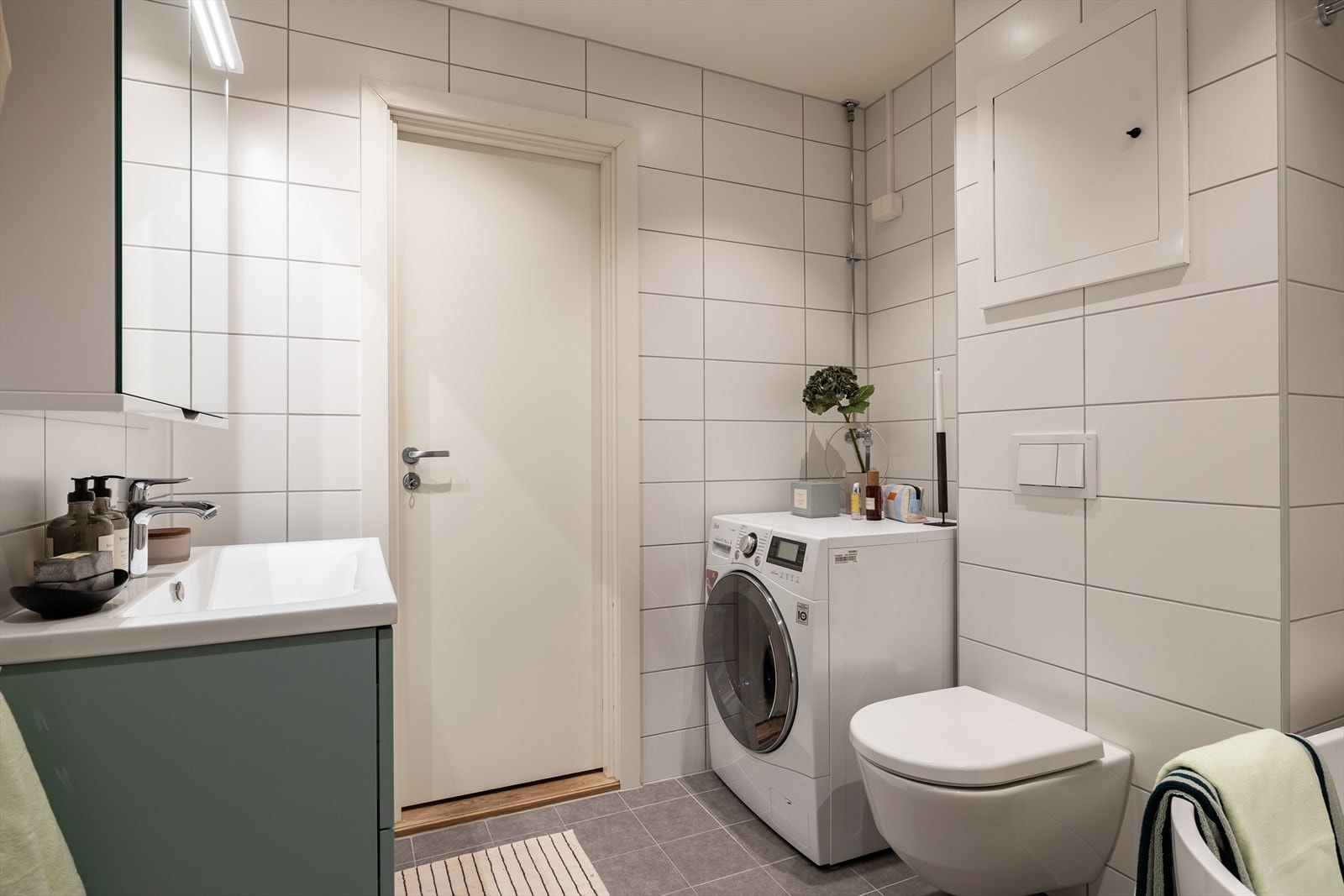 Det er også opplegg for vaskemaskin (medfølger). Rommet har naturlig avtrekk.. Galleribilde