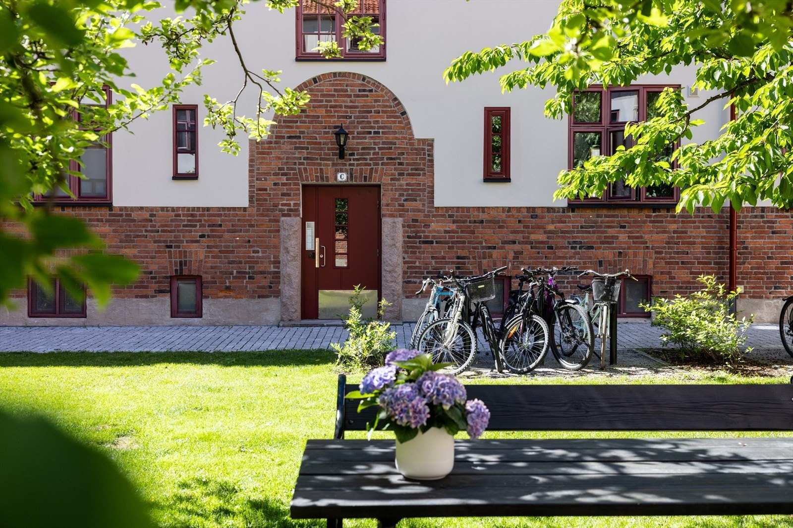 Bakgården ble rehabilitert i 2020. Galleribilde