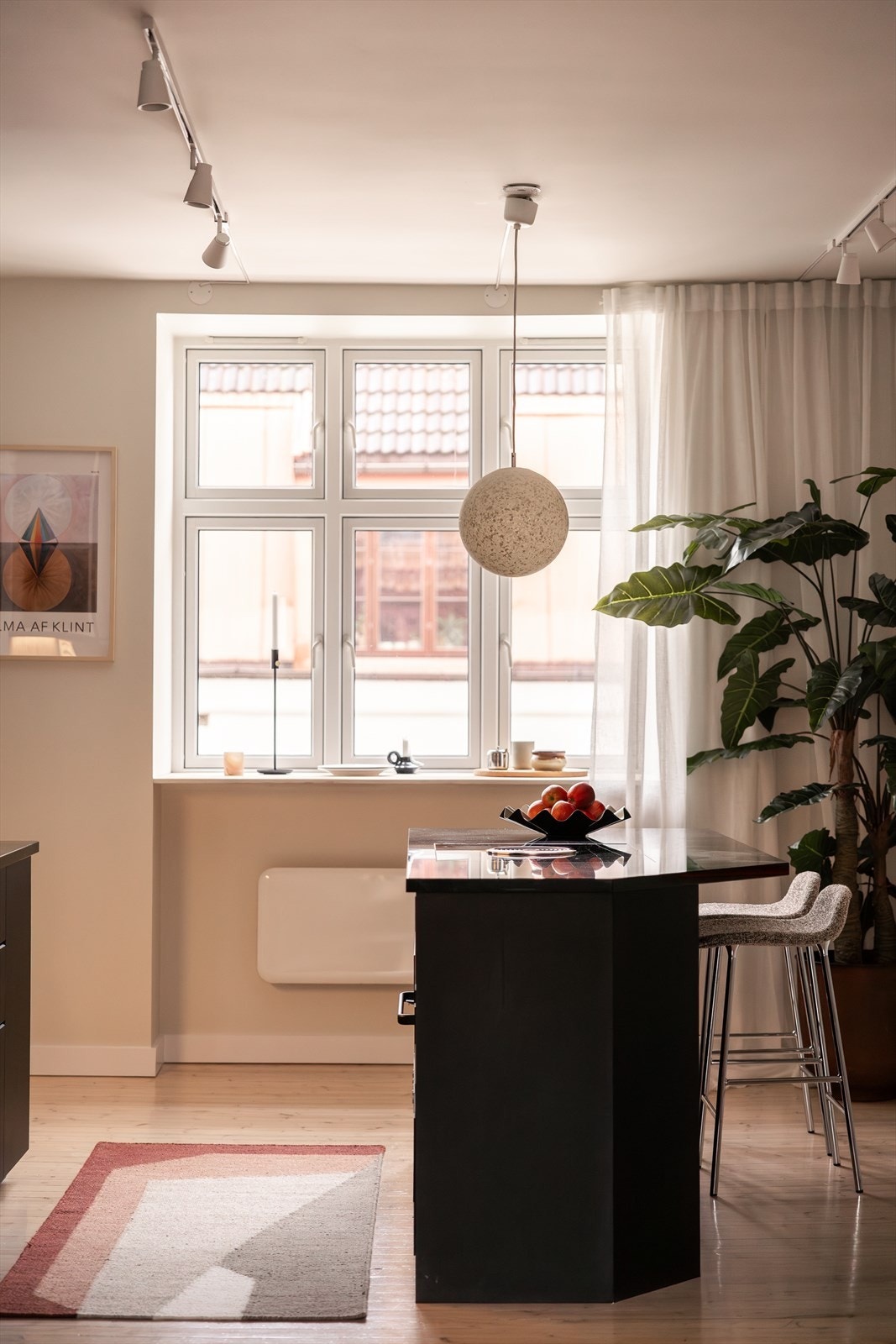 Store, gode vindusflater fra 2004 med utbygde vinduskarmer som gjør at de kan brukes til å spise på eller jobbe fra. Galleribilde