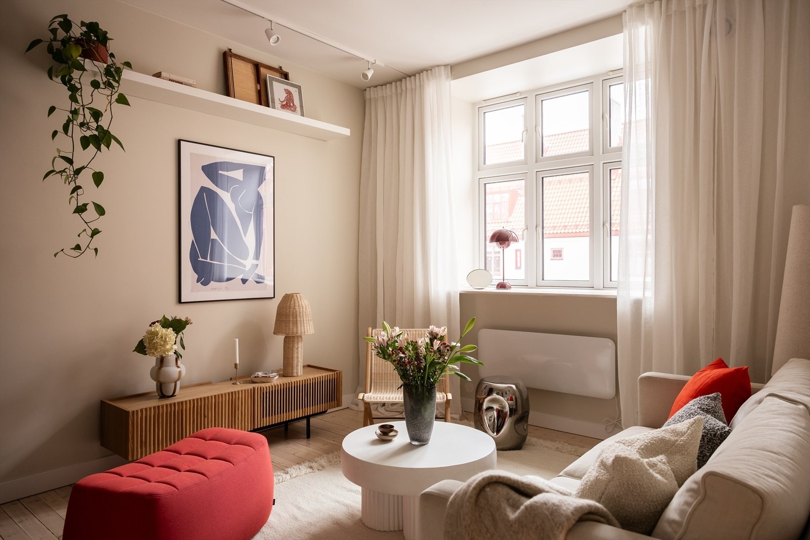 Stilren stue med god plass til sofa og øvrig møblement. Galleribilde