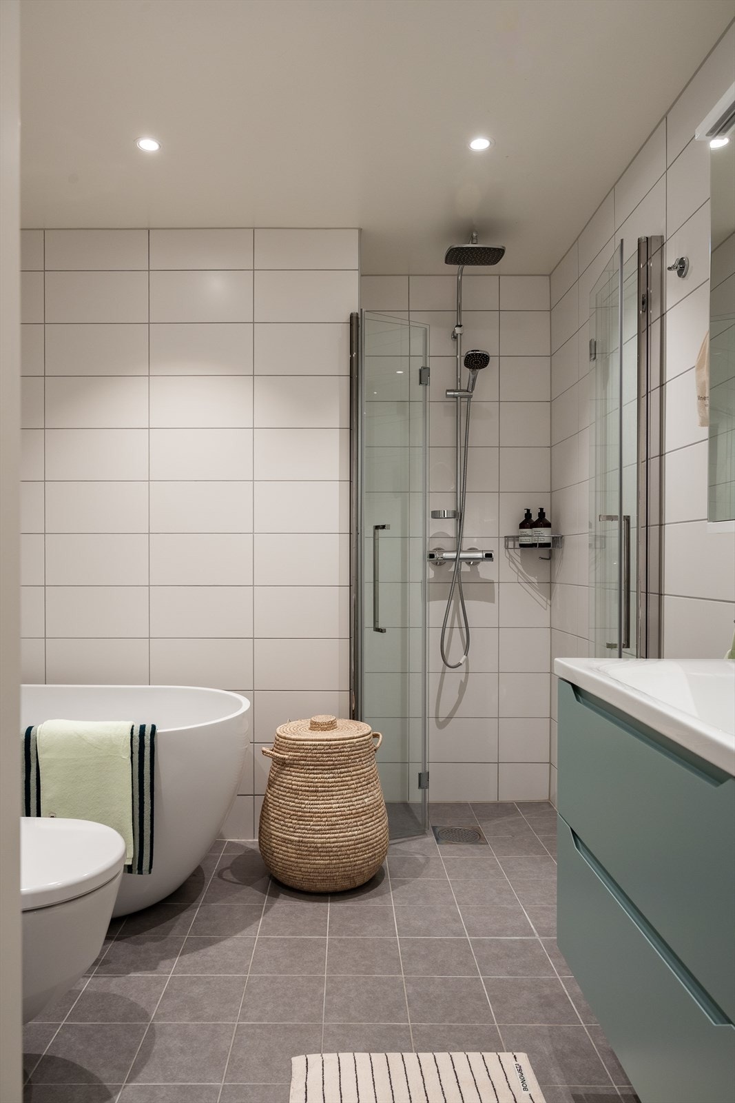 Badet er innredet med vegghengt klosett, servant nedfelt i baderomsinnredning og speilskap med oppbevaring. Galleribilde