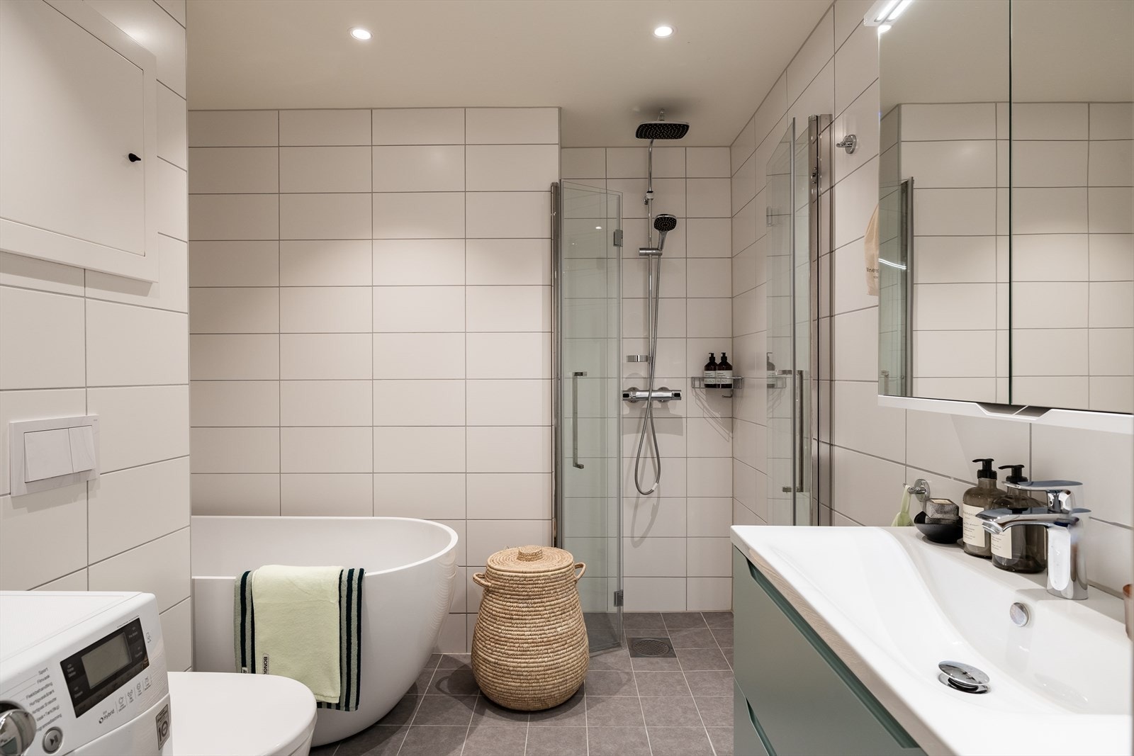 Badet ble totalrenovert i 2020 i regi av sameiet og fremstår som delikat og moderne, med flislagte overflater og elektrisk gulvvarme. Galleribilde