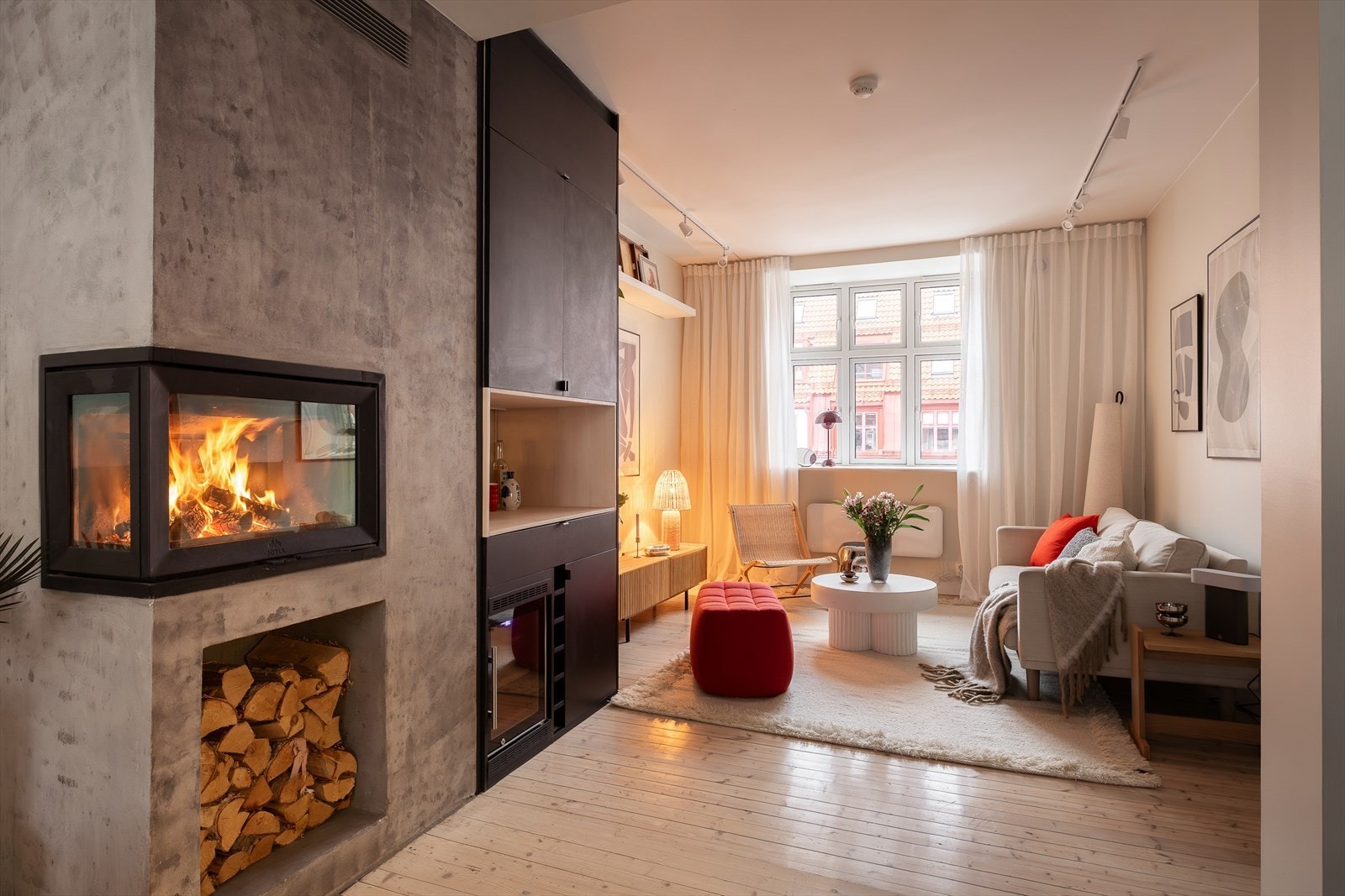 Boligen fremstår gjennomført og moderne med arkitekttegnede løsninger og plassbygde møbler som gir både et eksklusivt preg og god utnyttelse av arealet. Galleribilde