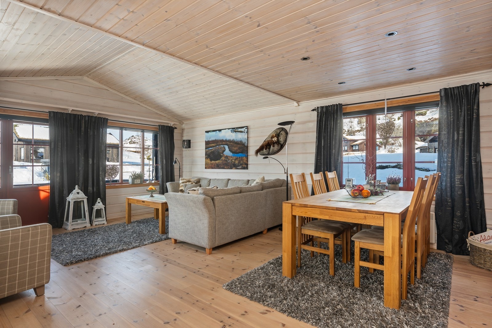 Flott stue med romslige sittegrupper Galleribilde