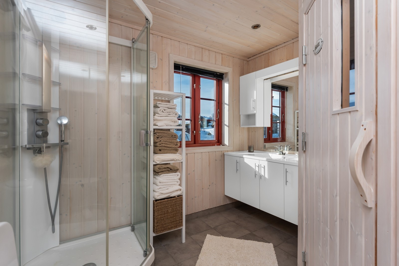 Badet har fine fliser med dusjkabinett Galleribilde