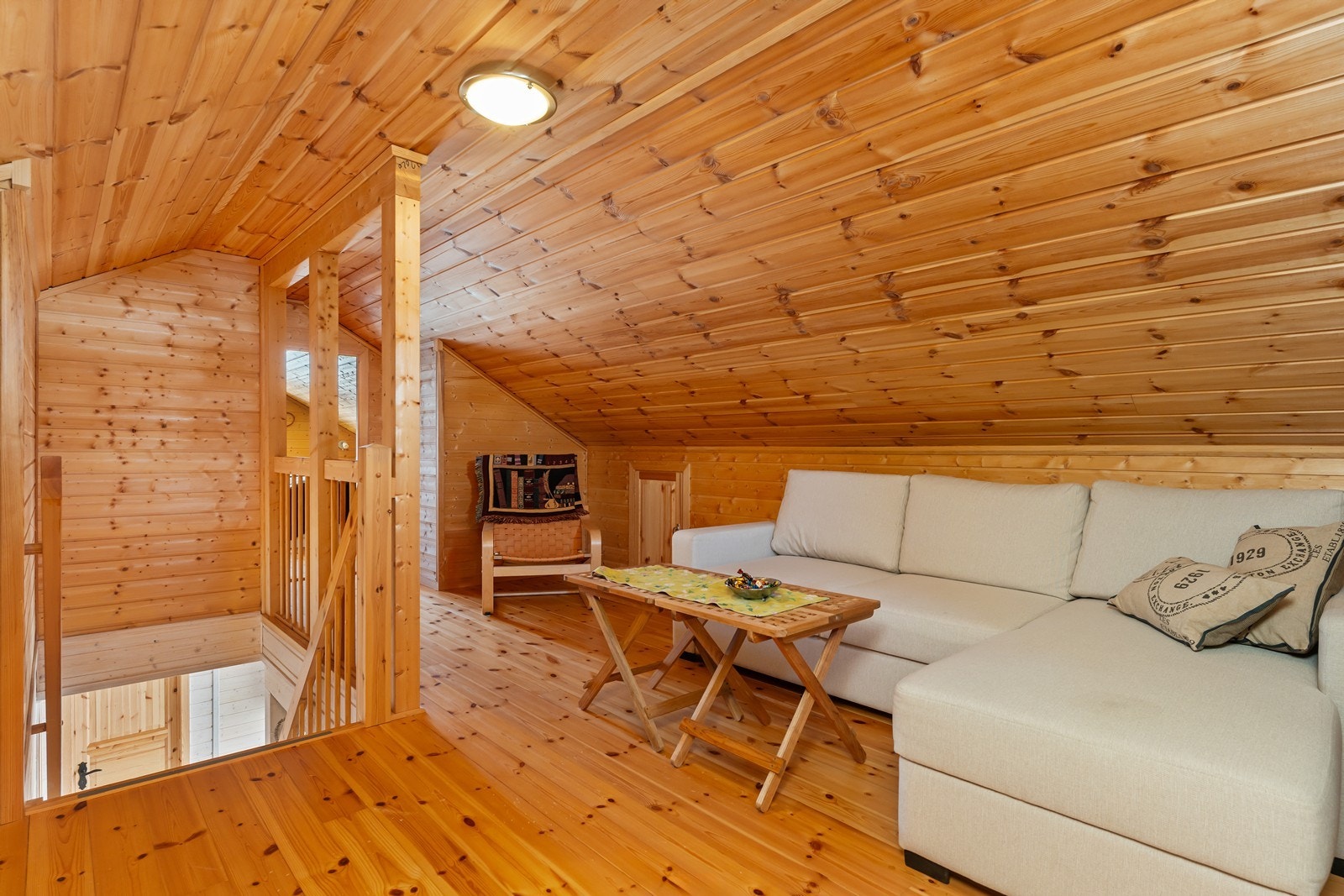 Loftstue ,ed romslig plass til sofa/sittegruppe Galleribilde