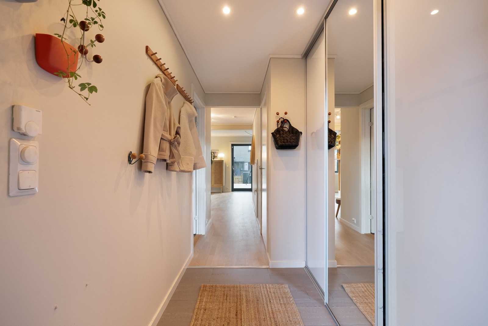 Skyvedrørsgarderobe gir godt med lagring, i tillegg til at det er en praktisk innvendig bod og oppbevaring under trappen like innenfor entréen. Galleribilde