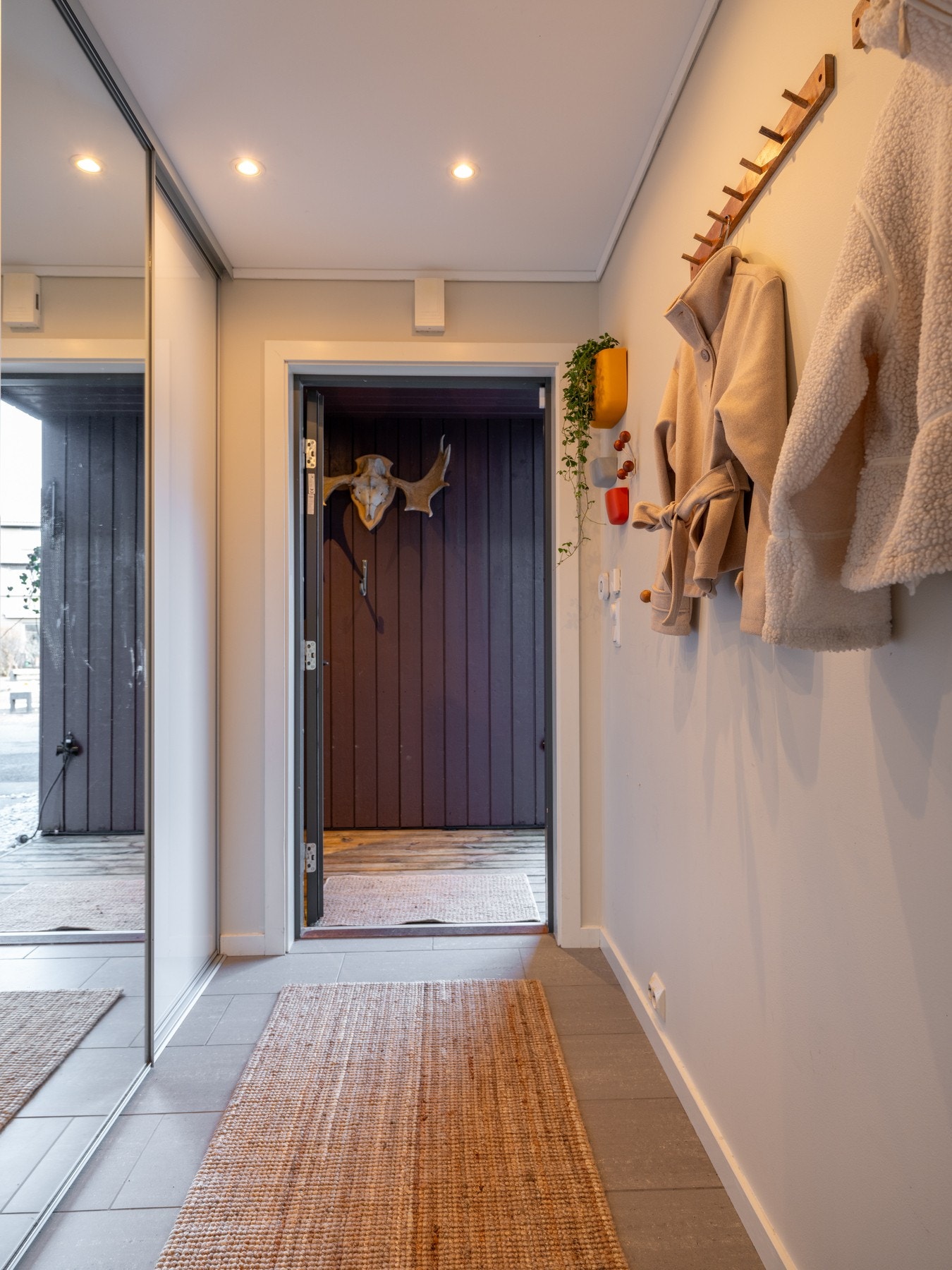Lysmalte overflater, parkett på gulv og downlights i himling. Galleribilde