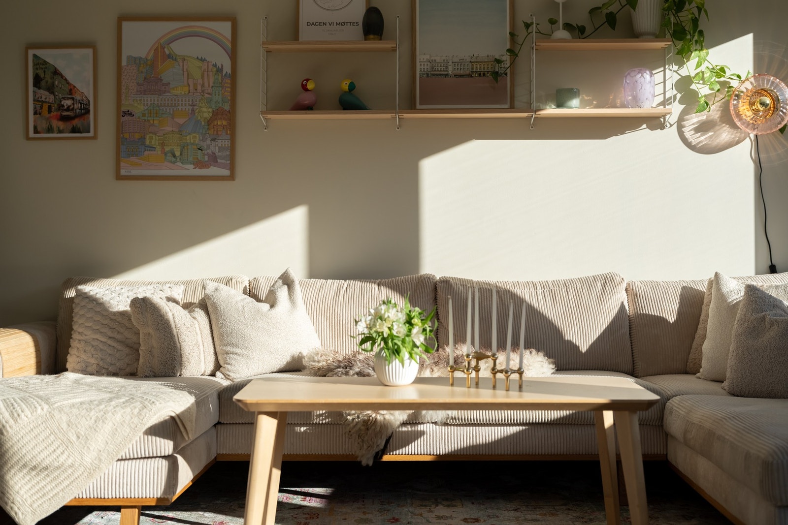 Stuen har god plass til sofa, salongbord og tilhørende mediemøblement. Galleribilde