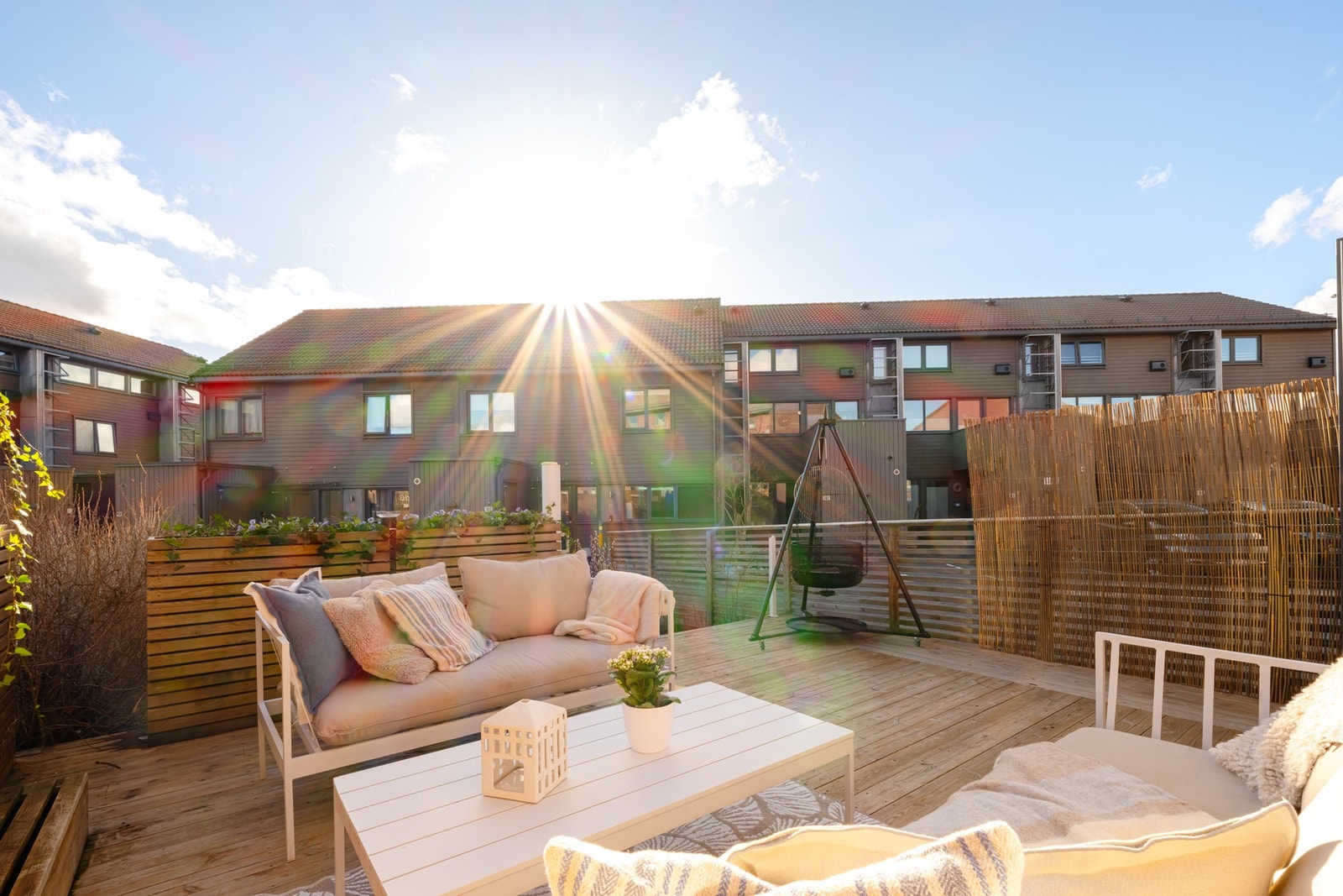 Uteplassene byr på gode solforhold med sol fra formiddagen og frem til solnedgang på sommeren i følge selger. Galleribilde