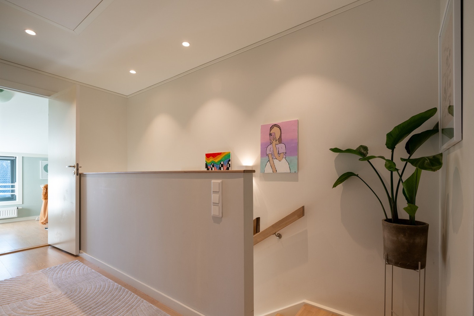 Via takluke og stige er det tilgang til loft som byr på lagringsplass. Galleribilde