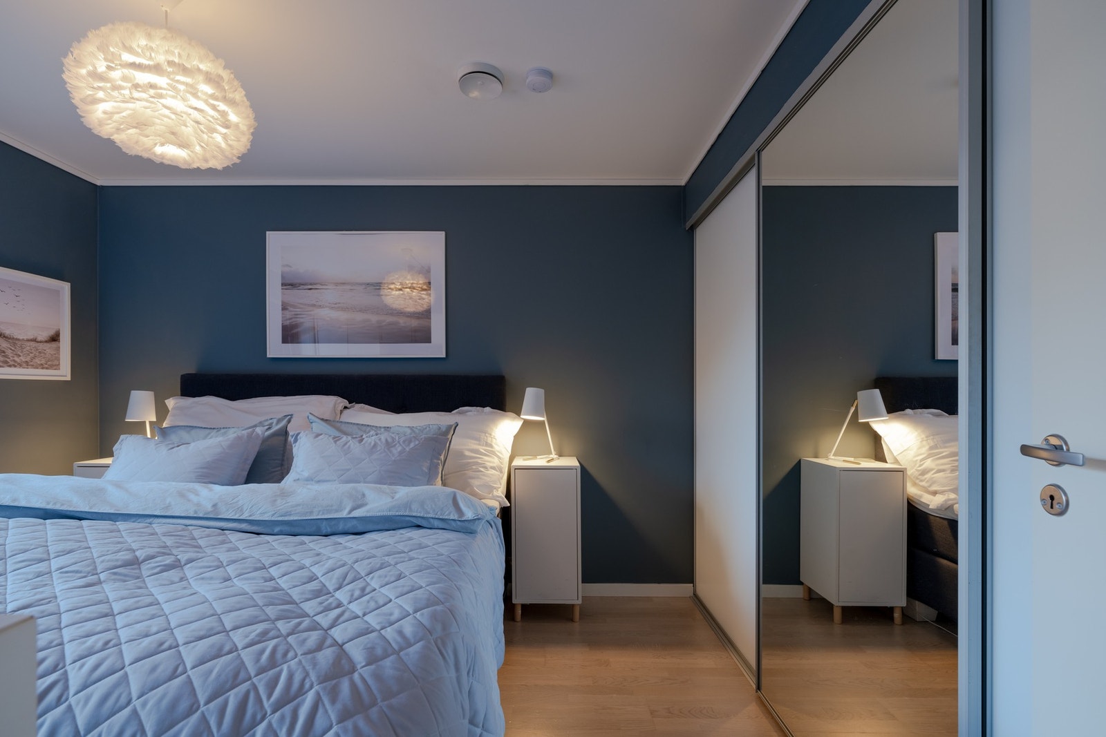 God plass til dobbeltseng med nattbord. Galleribilde