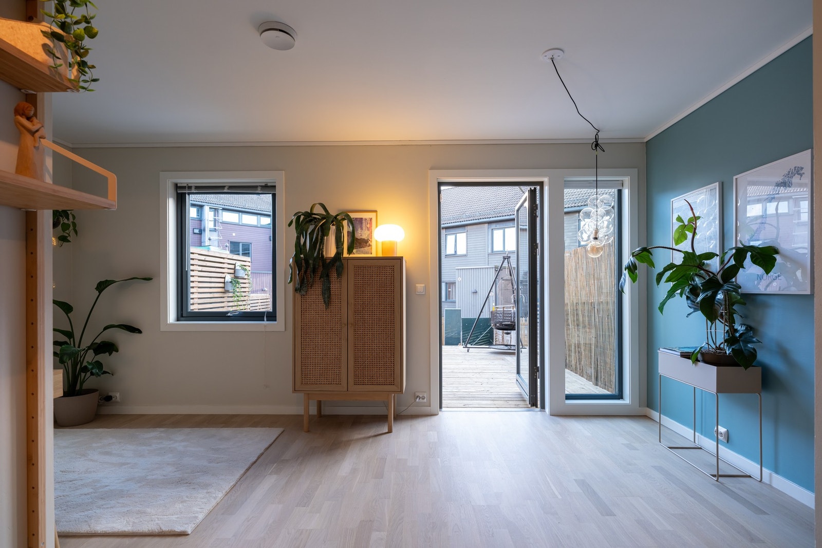 Her er det utgang til boligens markterrasse og hage. Galleribilde