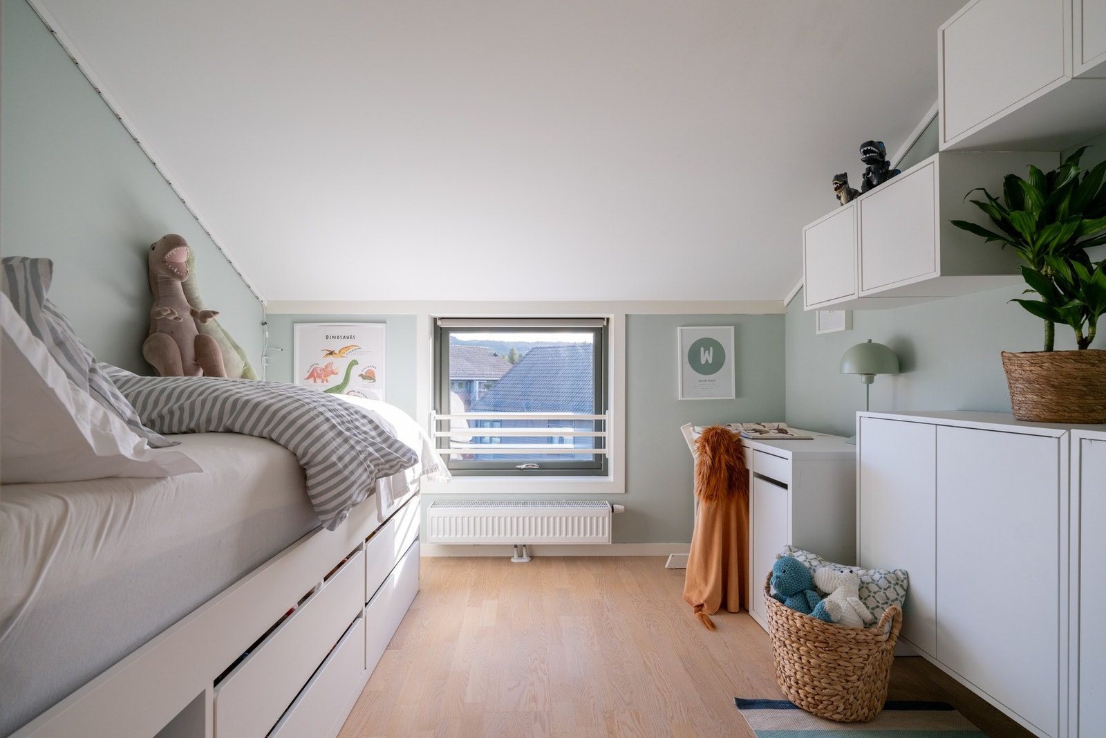 Rommene har god plass til seng, nattbord, skrivepult og oppbevaringsmøblement. Galleribilde