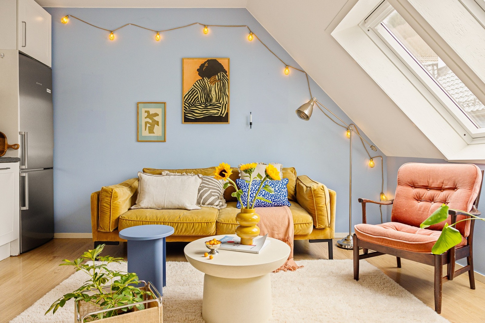 Rommet er malt i spreke farger og har godt med lysinnslipp. Galleribilde