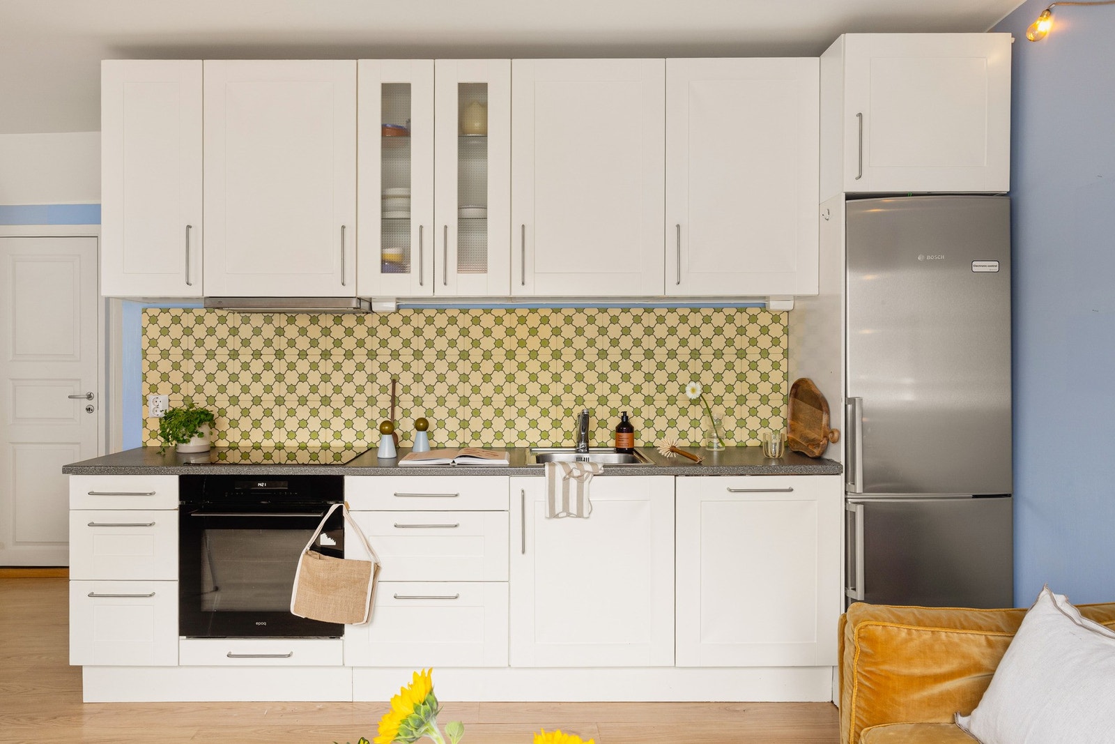 Integrerte hvitevarer består av stekeovn, platetopp, ventilator og oppvaskmaskin. Galleribilde