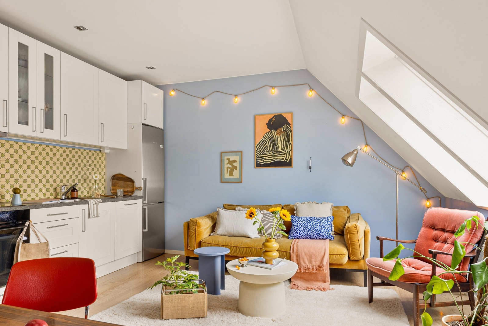 Leiligheten har en åpen og sosial løsning mellom stue og kjøkkenet på 24,5 kvm. Galleribilde