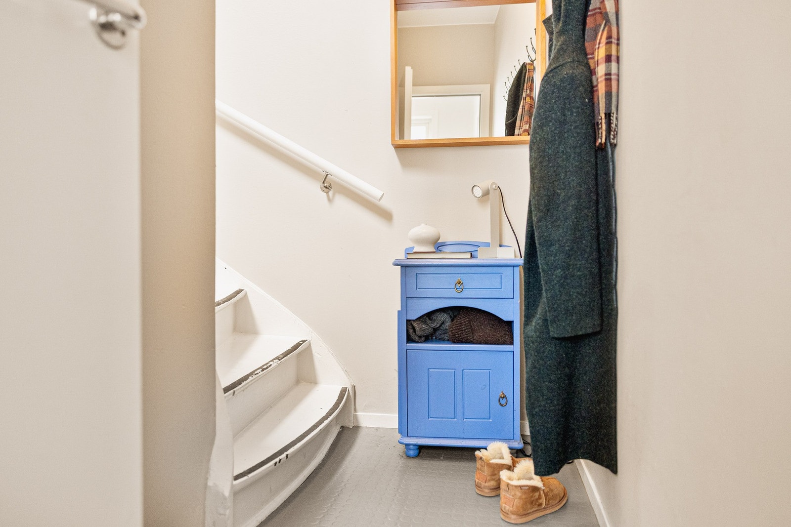 Fra entréen i 2. etasje har du en trapp videre opp til leiligheten i 3. etasje. Galleribilde