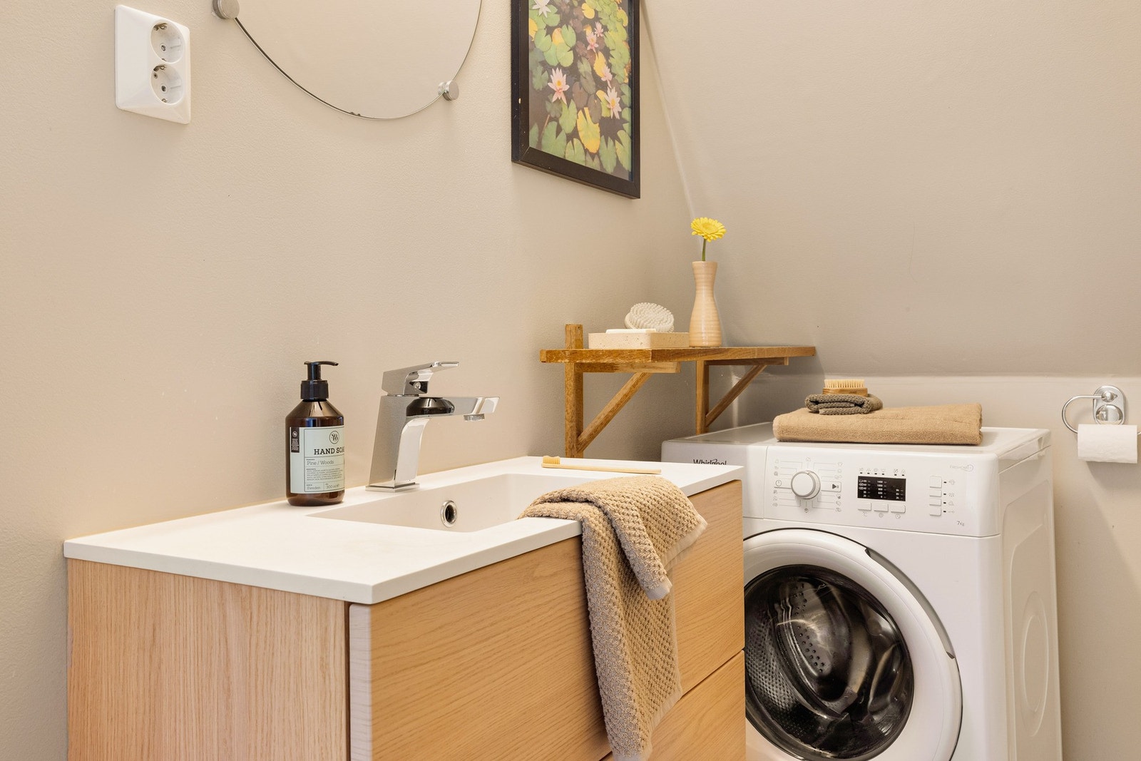 Badet har dusjkabinett, toalett, baderomsinnredning og opplegg for vaskemaskin. Galleribilde