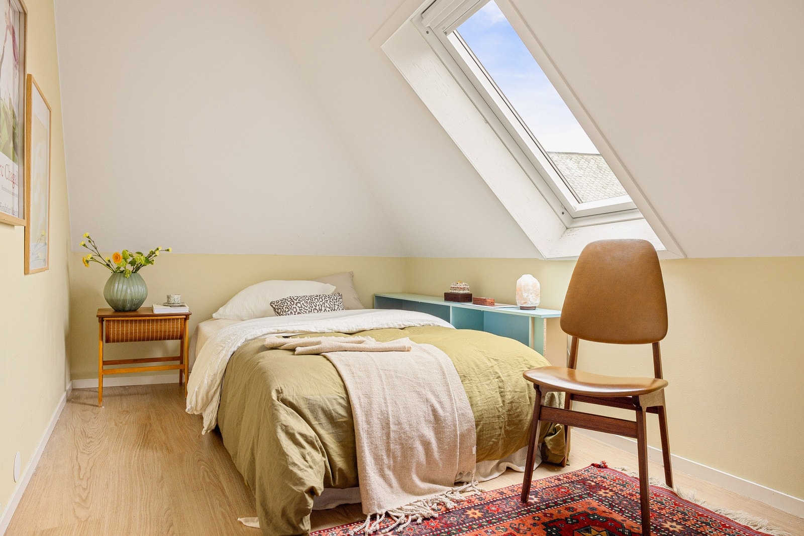 Alle rommene har plass til seng, nattbord og oppbevaringsmøblement. Galleribilde