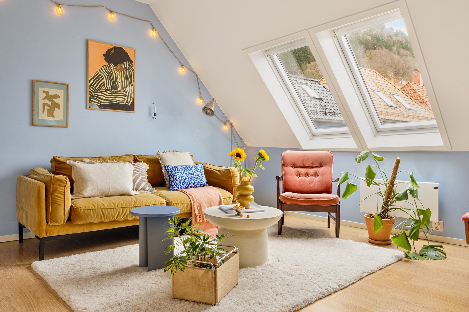 I stuen har du en god plass til både sofa og spisebord. Galleribilde