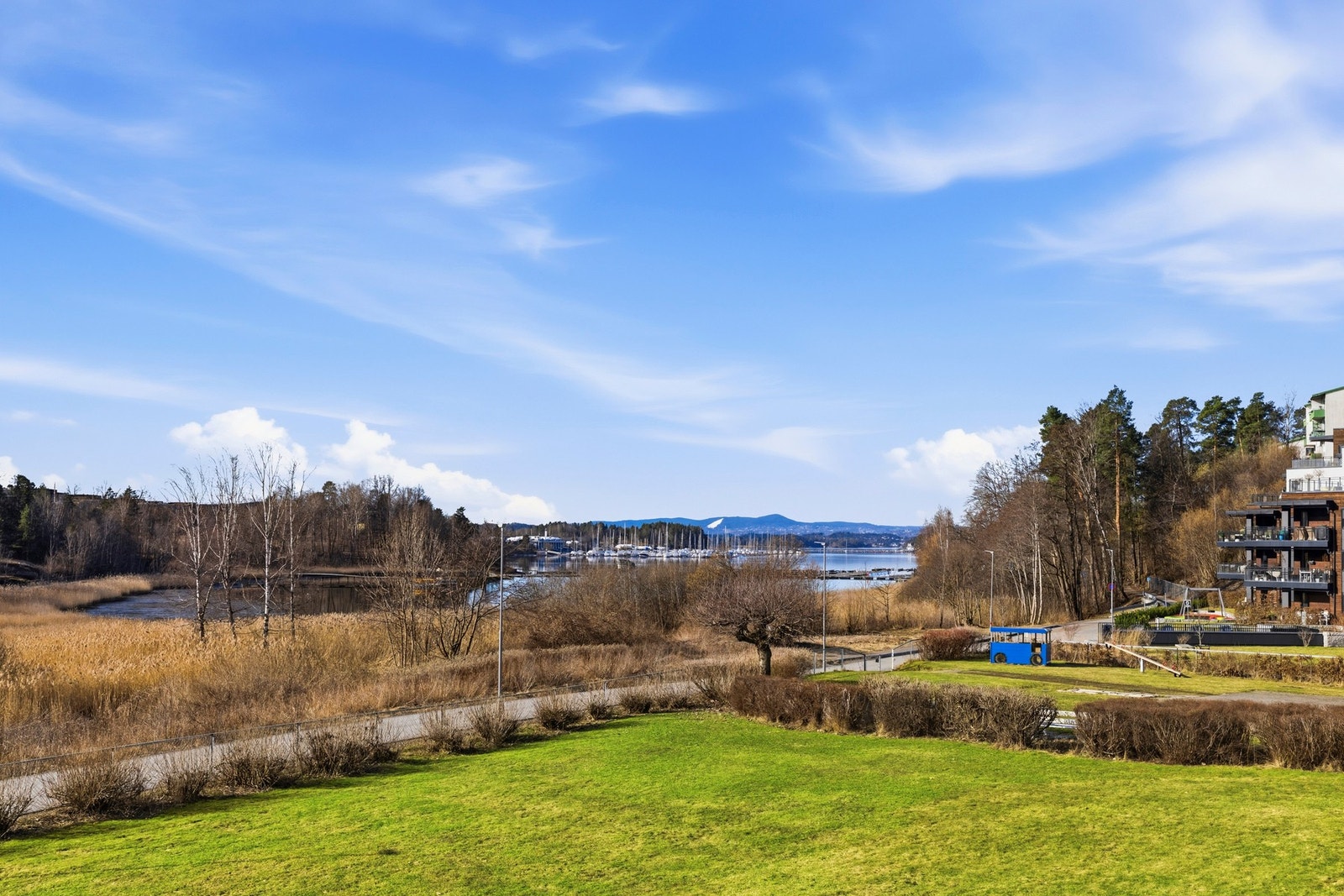 Fra balkongen har du flott havutsikt ut over Oksenøya Marina og Fornebulandet. Galleribilde