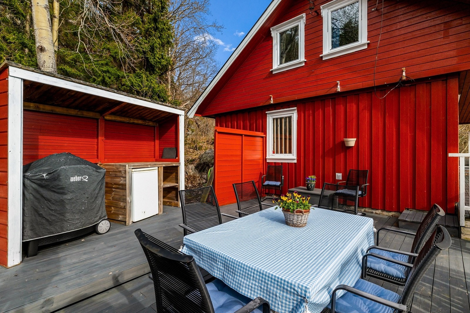 På denne delen av terrassen er det enkelt utekjøkken. Galleribilde