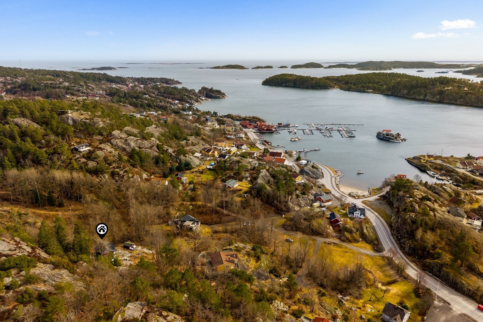Sommerstedet Valle med dagligvarebutikk, restaurant, butikker, marina og gjestebrygger ligger kun en liten spasertur unna. Galleribilde