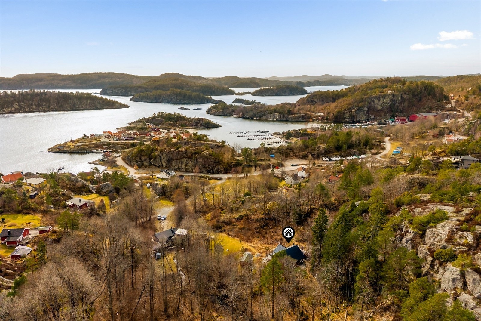 Ved sjøen og skogen. Skjærgården i området er variert og vakker og det er fine turmuligheter i skog og mark i nærområdet. Galleribilde