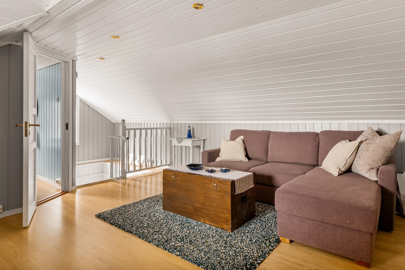 2. etasje rommer to soverom og loftstue med utgang til veranda. Galleribilde