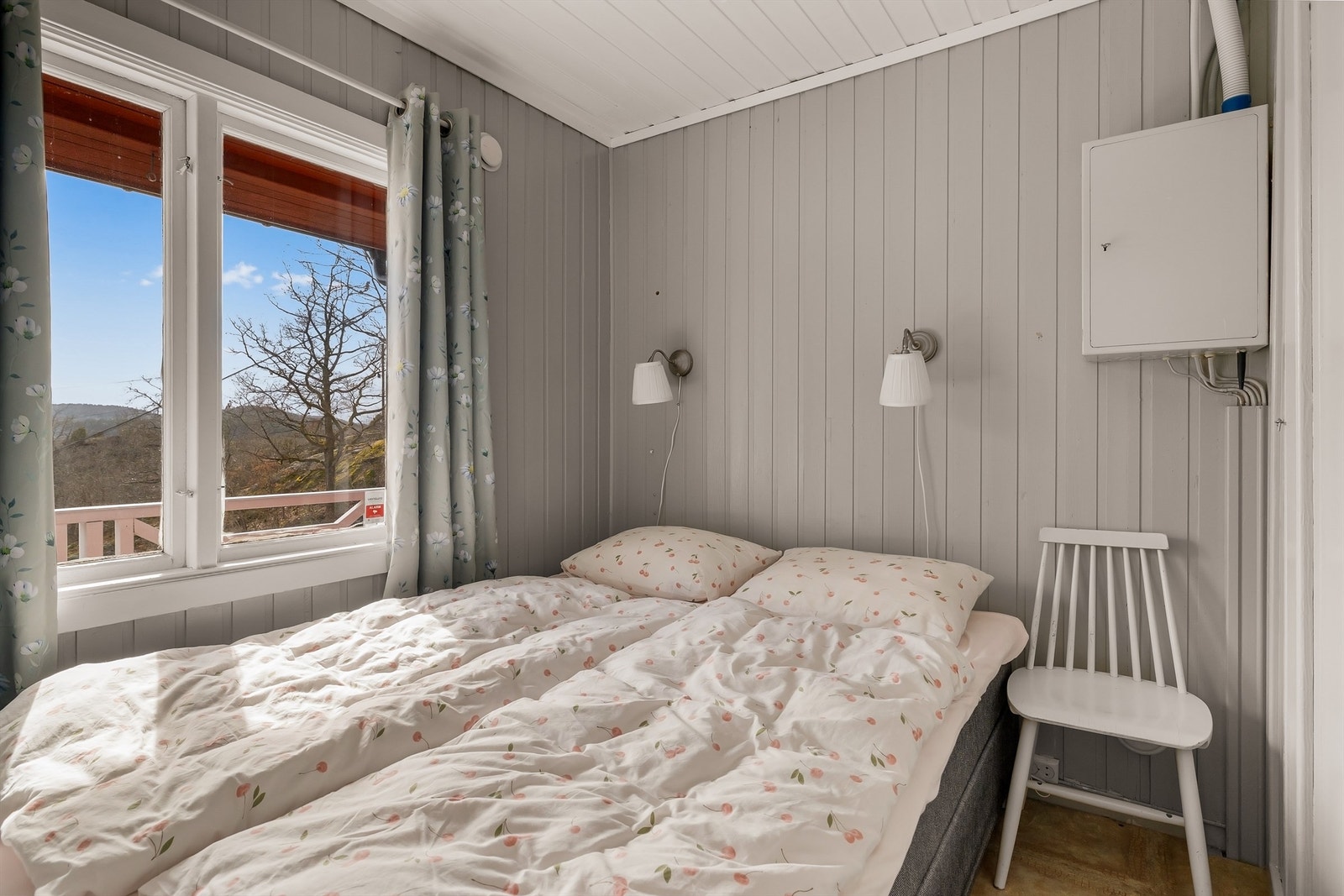 SJØEN INN: På soverrommet i hovedetasjen kan du ligge i senga og se ut på fjorden. Galleribilde