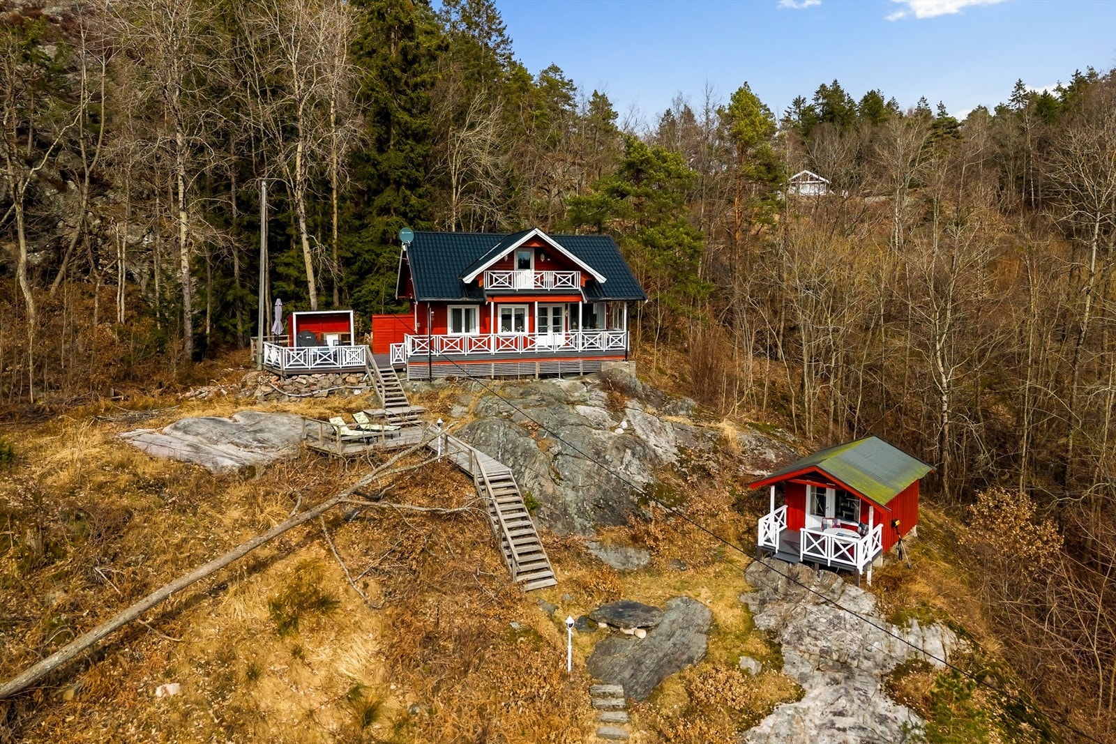 Hytta ligger lunt og koselig til nesten helt for seg selv. Galleribilde