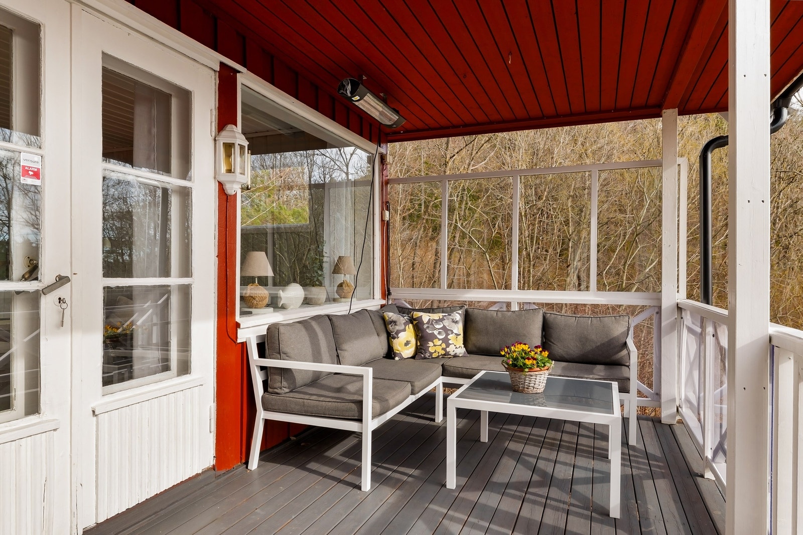 HER ELLER DER: Frokostplass, lunsjplass, kaffeplass. Sitteplasser er det flere av. Denne med overbygg og takvarme. Galleribilde
