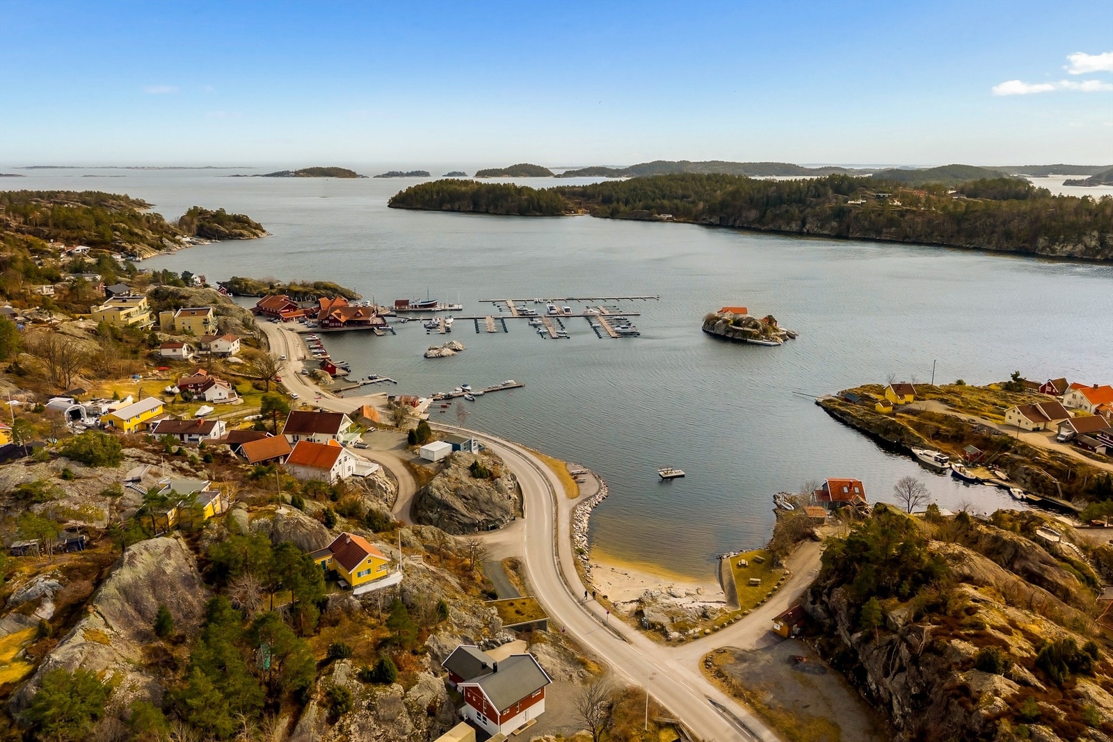 Den fine badeplassen med sandstrand innerst i vika ligger kun et par minutters gange fra hytta. Galleribilde