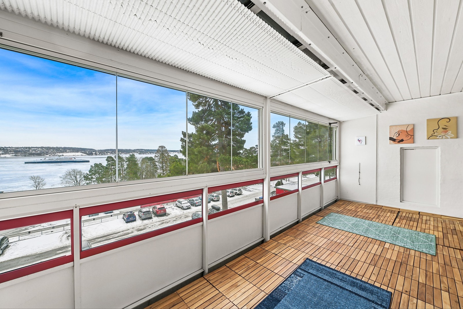 Skyvevinduer gjør det enkelt å åpne opp på varme dager, samtidig som innglassingen gir ly og komfort når været skifter. Galleribilde