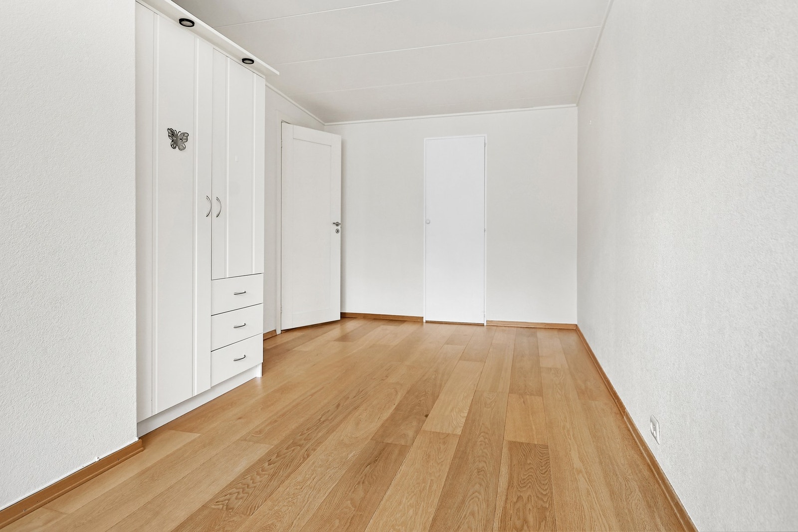 To av soverommene er av god størrelse med plass til dobbeltseng, og begge har garderobeløsning. Galleribilde