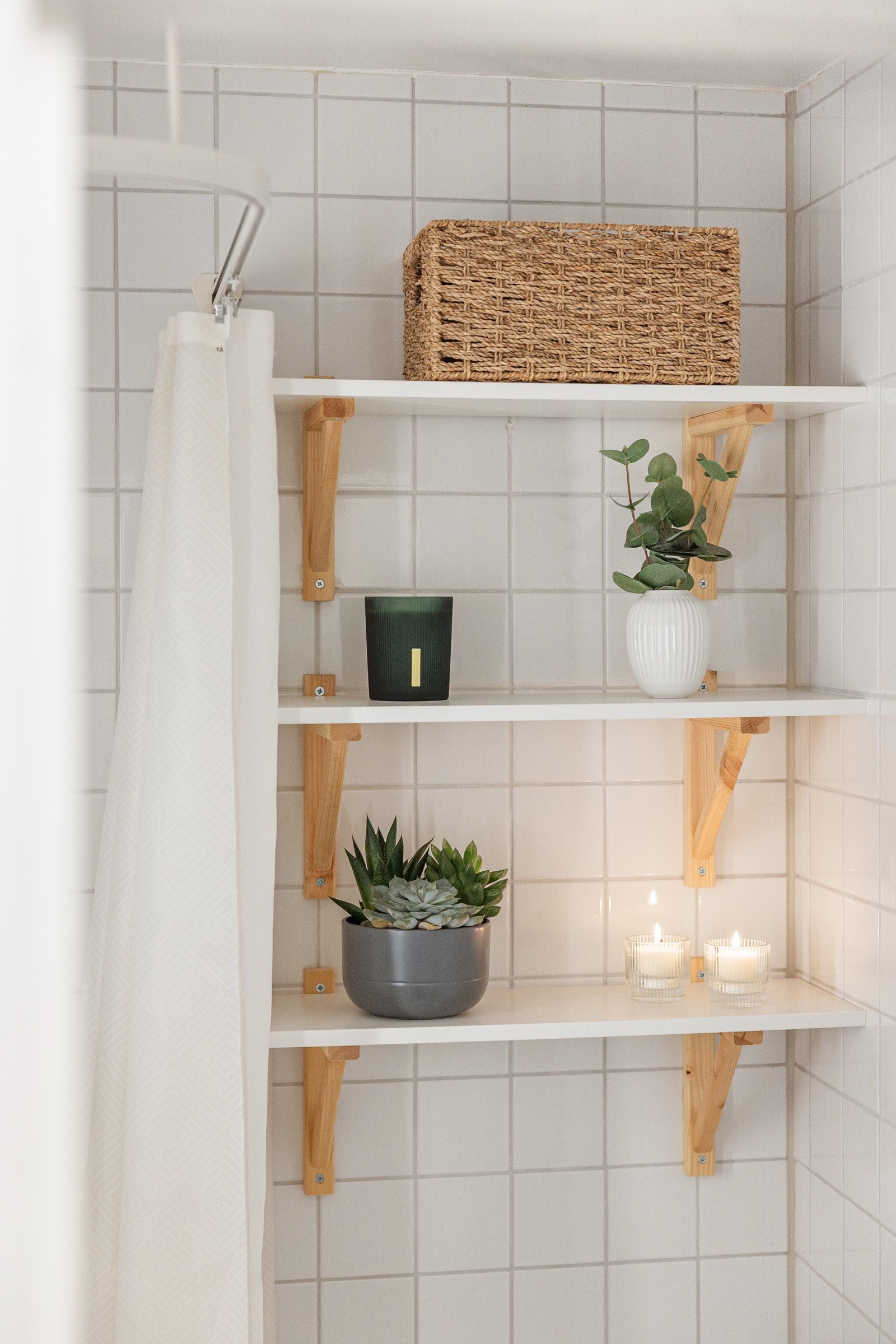 Det er mekanisk avtrekk med ventil i himling. Galleribilde