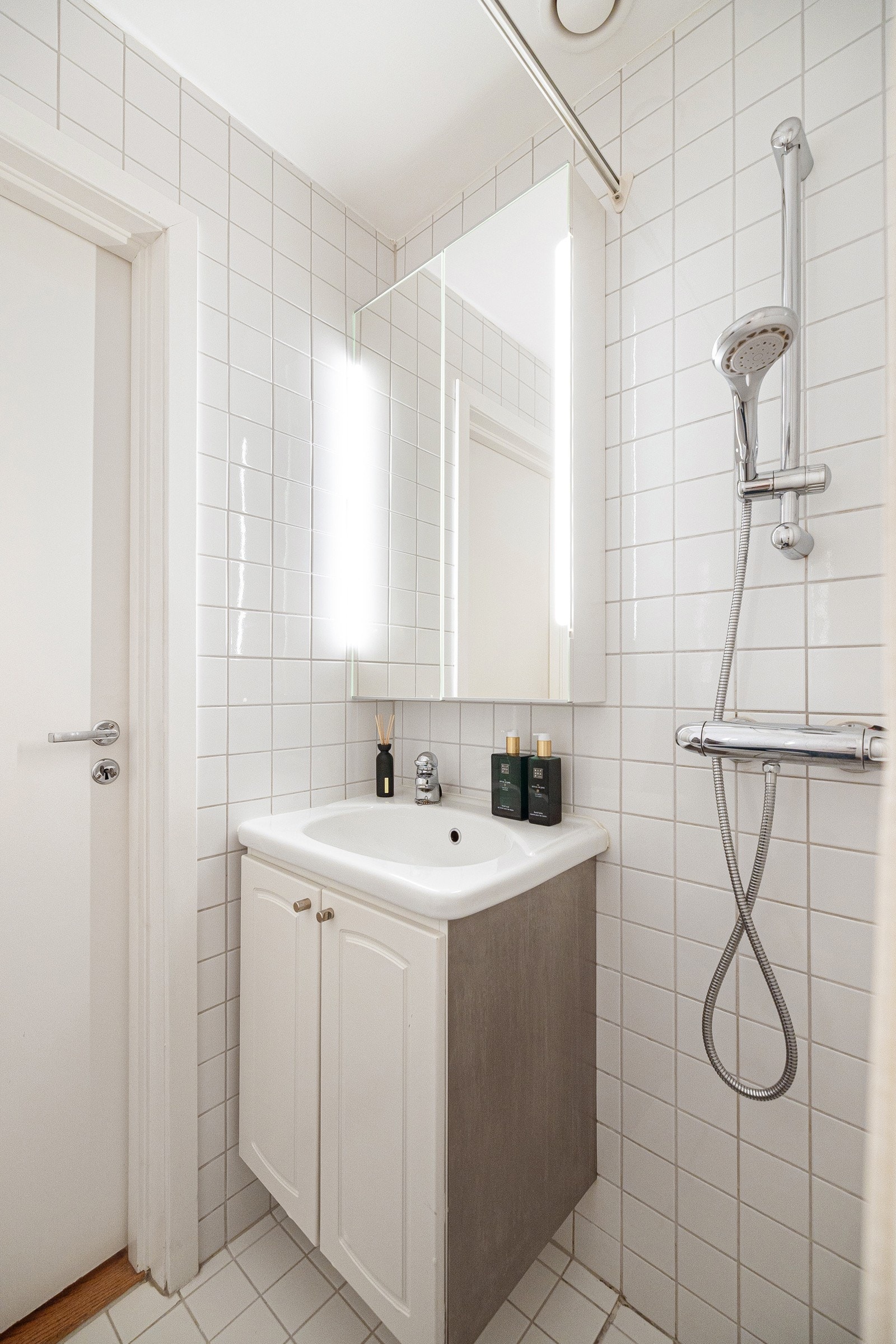 Ellers er badet utstyrt med vegghengt servantinnredning, ovenpåliggende servant med Galleribilde