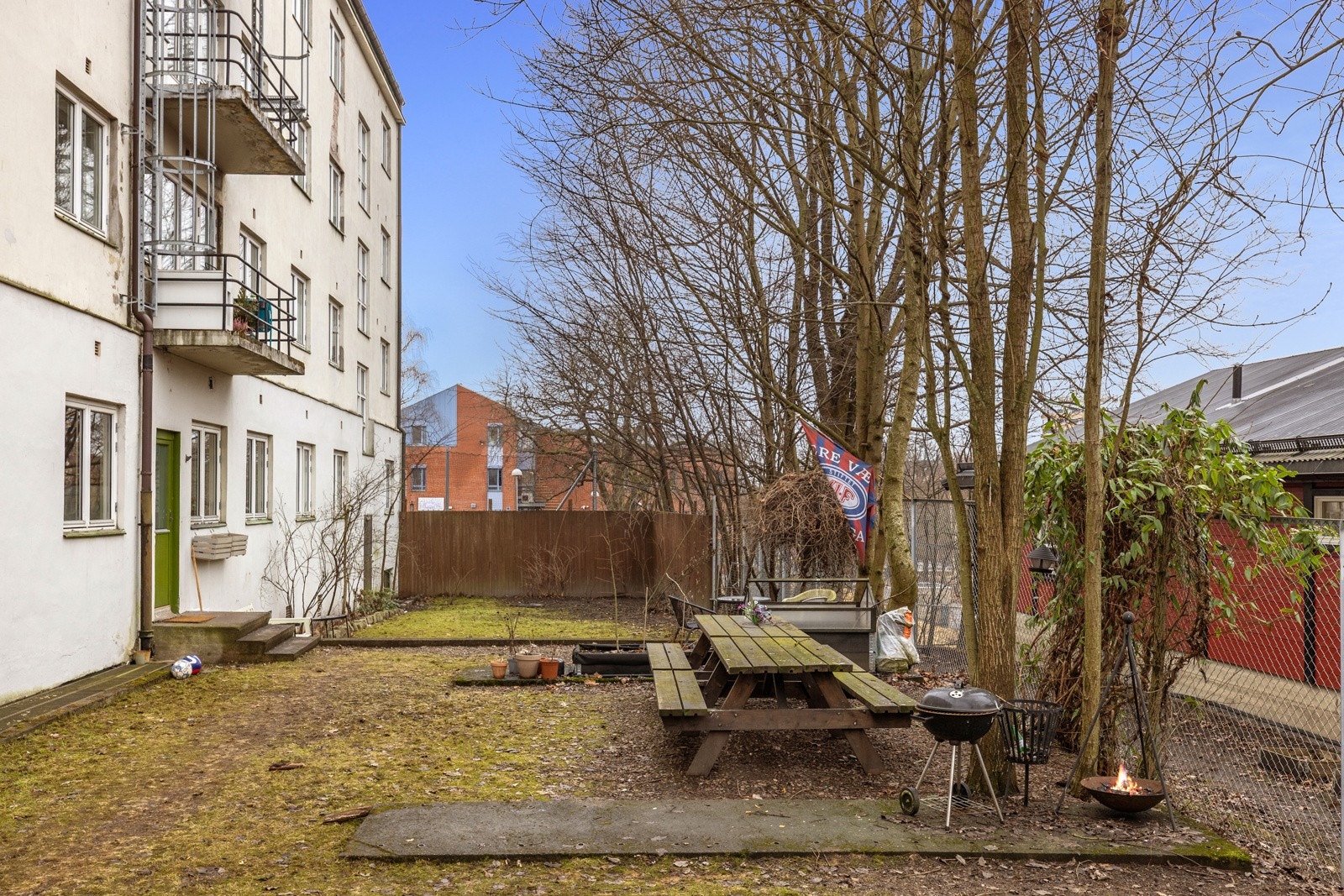 Bakgården er opparbeidet med bl.a. grillplass og hyggelige sittegrupper. Galleribilde