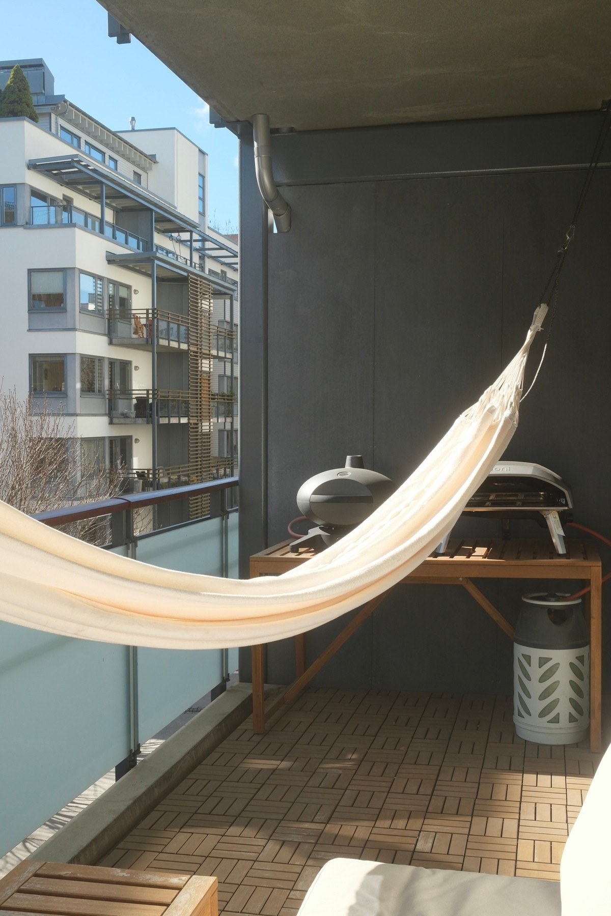 Selger har laget en løsning for å ha hengekøye på balkongen. Galleribilde
