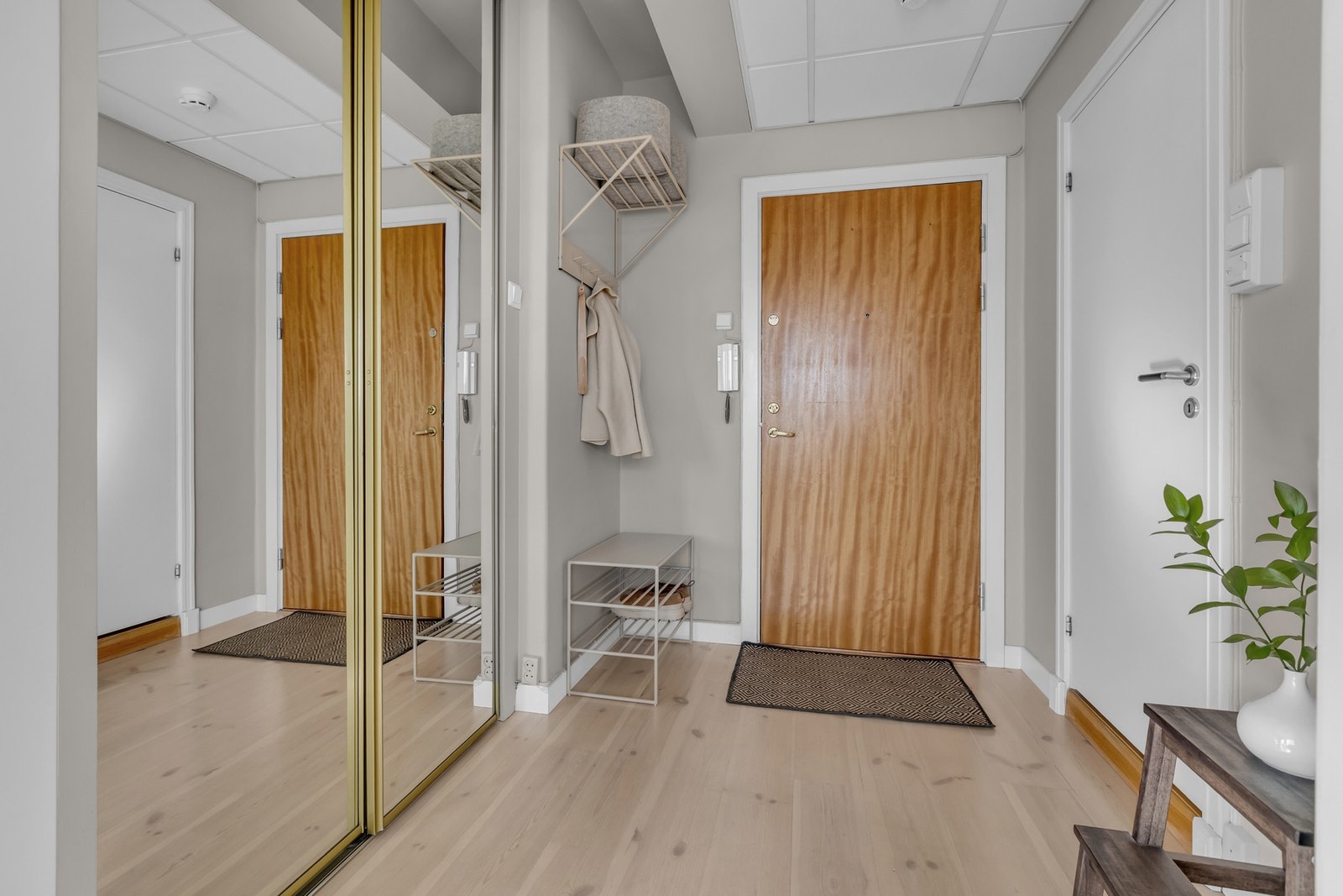 Entreen har gode oppbevaringsmuligheter for sko og yttertøy i praktisk skyvedørsgarderobe. Galleribilde