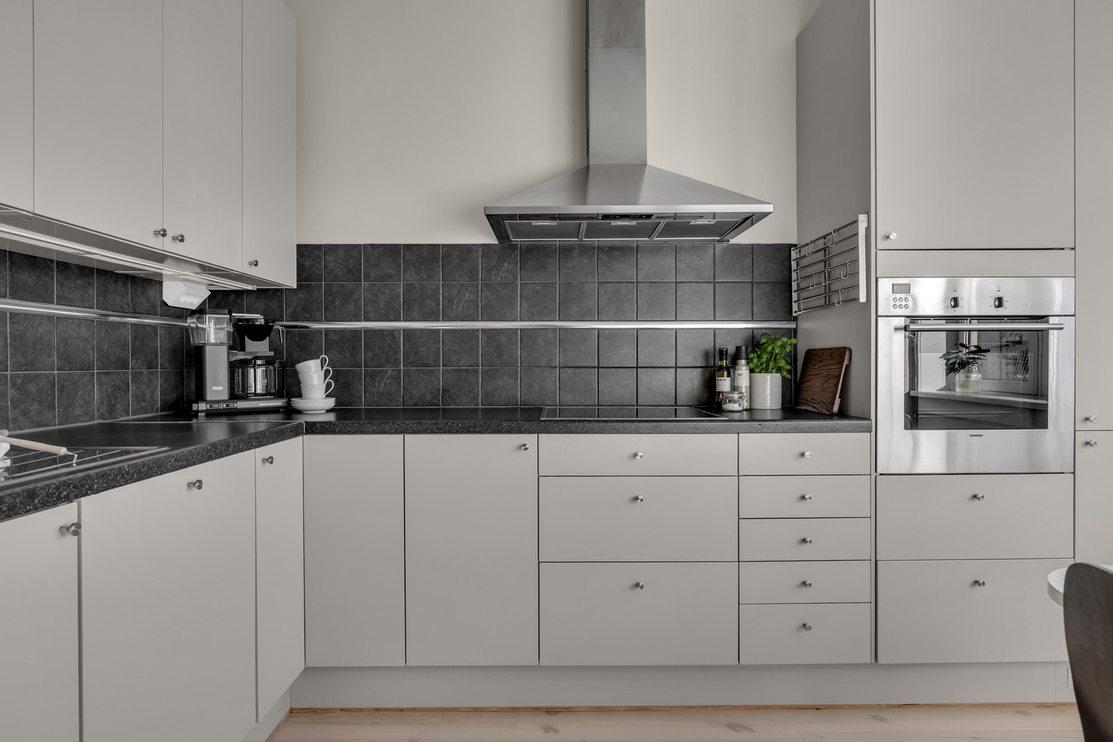 Kjøkkenet er utstyrt med moderne innredning med slette fronter og overskap med benkebelysning. Galleribilde