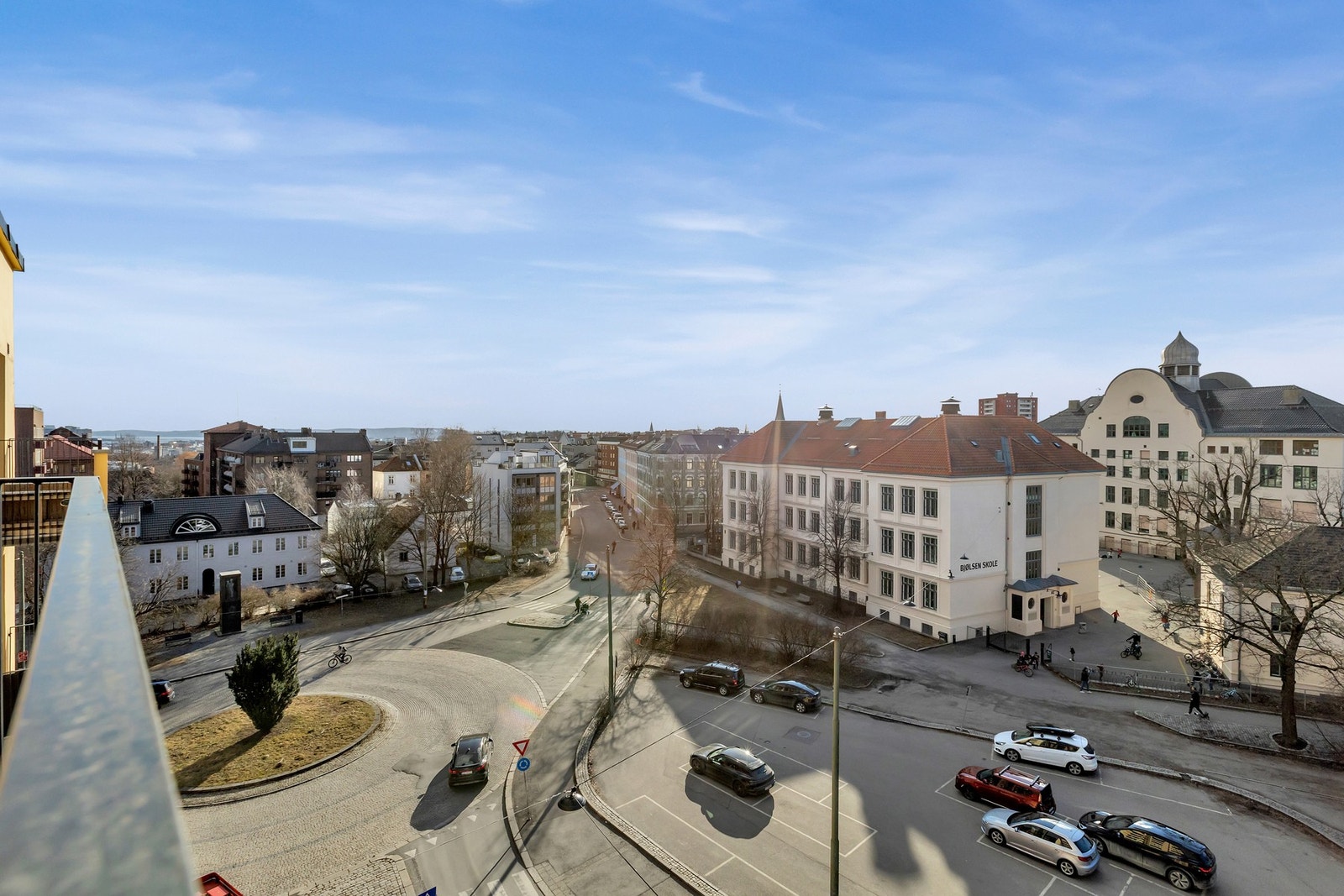 Den vestvendte balkongen har gode solforhold og utsikt over Oslo. Galleribilde
