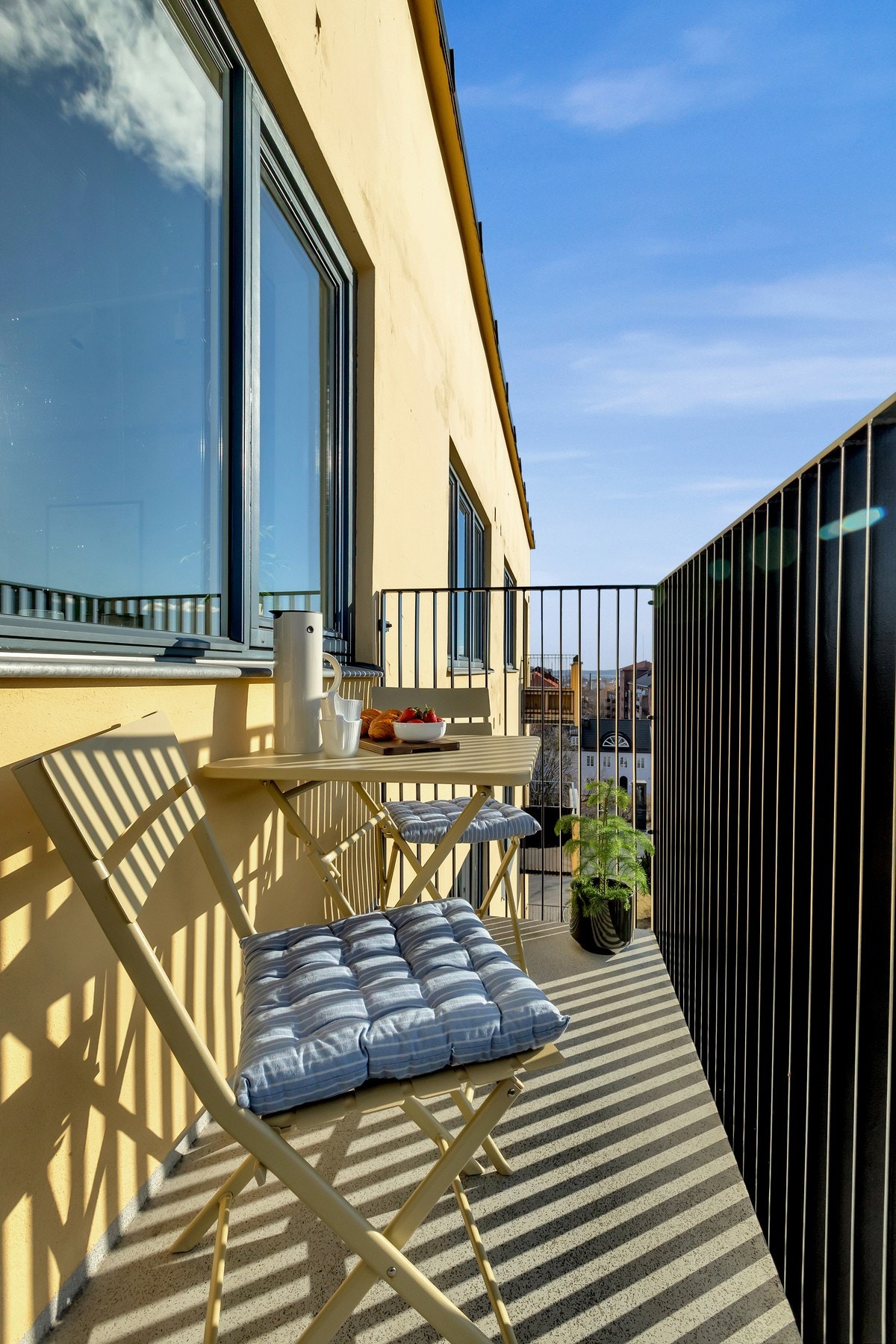 På balkongen kan du nyte solen og utsikten. Galleribilde